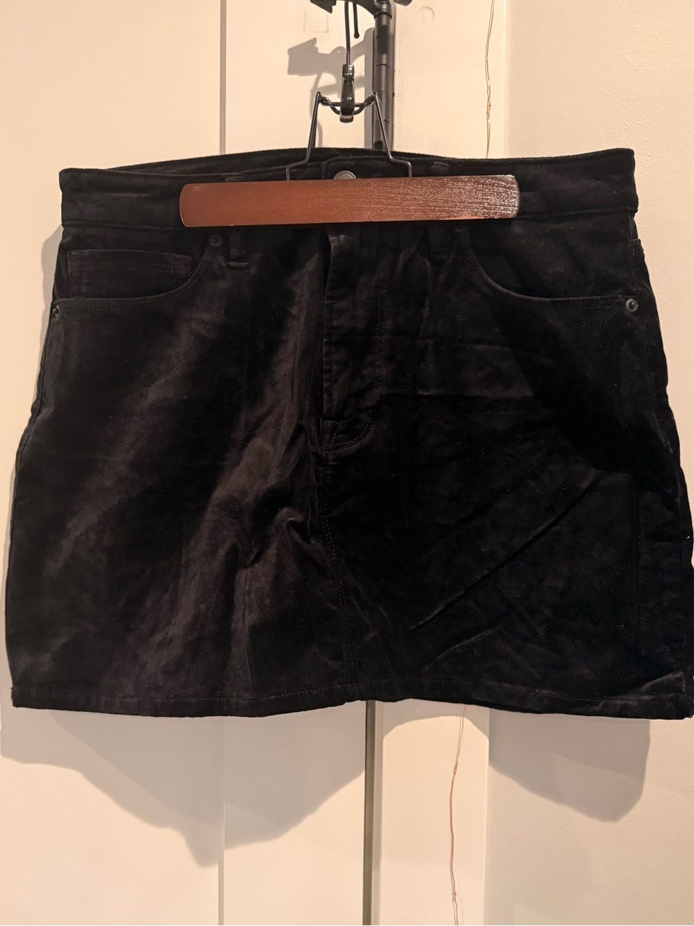 Good American, Black Velvet Mini Skirt - Women's Classic Style, size medium.